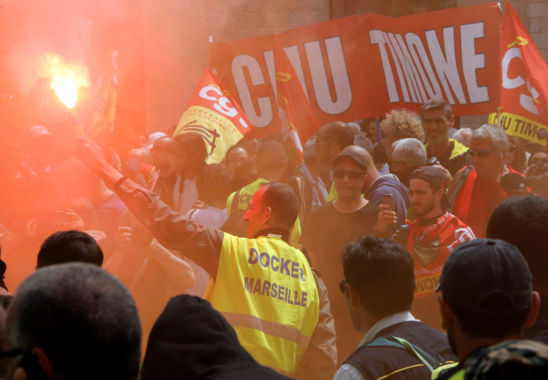 © Reuters. Trabalhadores e estudantes participam de protesto em Marselha