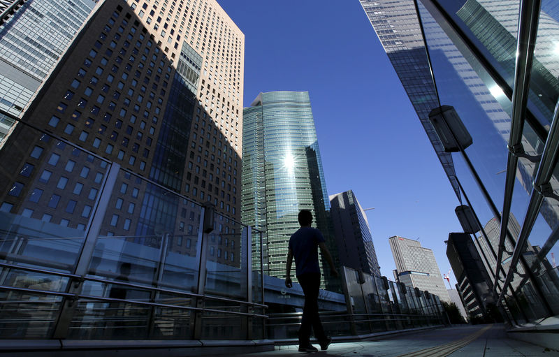 © Reuters. A businessman walks in Tokyo's business district, Japan