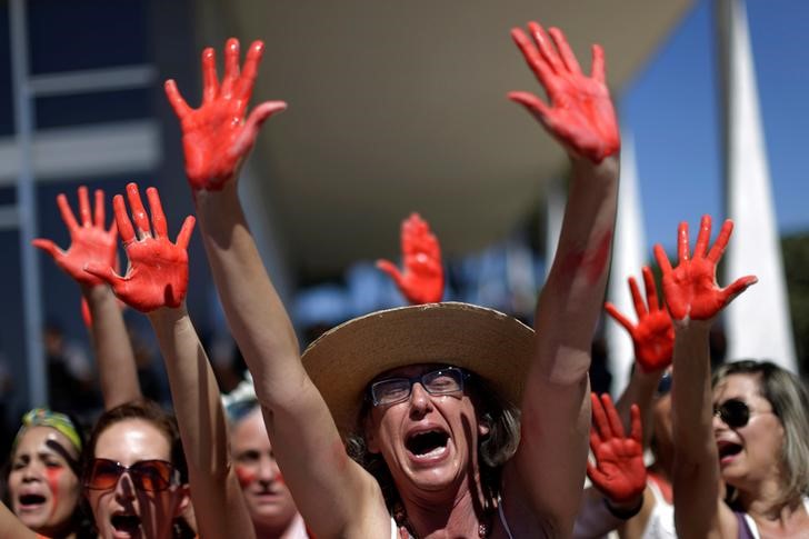 © Reuters. Demonstrators attend a protest against rape and violence against women in Brasilia