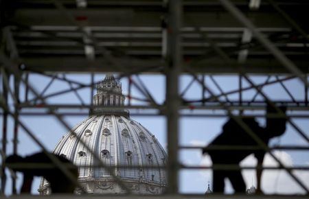 © Reuters. Workers prepare a scaffolding in front of St. Peter's Square at the Vatican