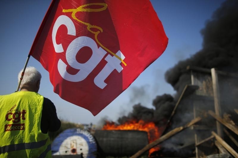 © Reuters. El Gobierno galo insta a negociar al sindicato CGT al acercarse la Euro 2016