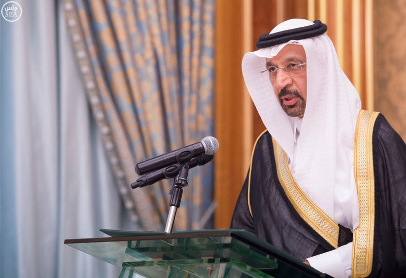 © Reuters. Khalid al-Falih, the new Saudi Minister of Energy, Industry and Mineral Resources Ministry, is sworn in by Saudi King Salman in Riyadh