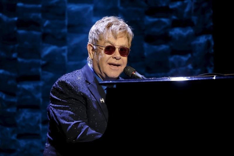 © Reuters. Singer Elton John performs at the Hillary Victory Fund "I'm With Her" benefit concert for U.S. Democratic presidential candidate Hillary Clinton at Radio City Music Hall in New York