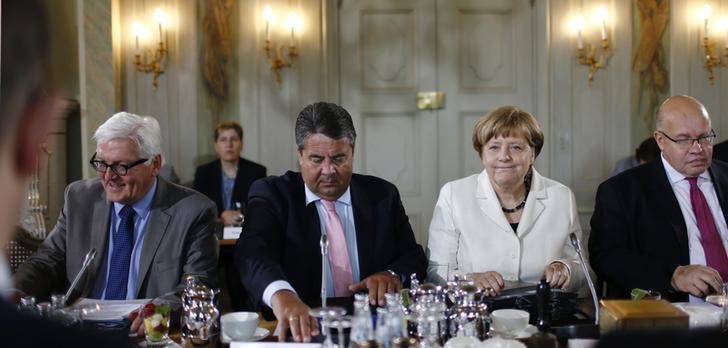 © Reuters. German Foreign Minister Steinmeier Economy minister Gabriel Chanceller Merkel and Head of Federal Chancellery Altmaier arrive for cabinet meeting at Meseberg Palace