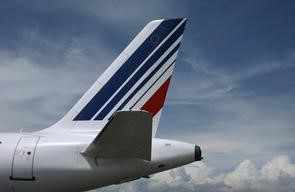 © Reuters. AIR FRANCE-KLM EN NET RECUL EN BOURSE DE PARIS À MI-SÉANCE