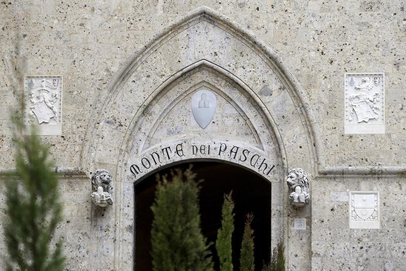 © Reuters. The entrance of the Monte dei Paschi bank headquarters is seen in Siena