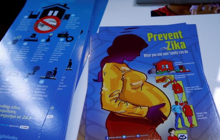 © Reuters. Material com informação de prevenção ao Zika visto em conferência de saúde da ONU em Genebra