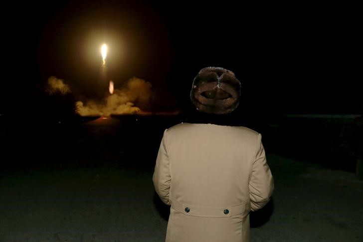 © Reuters. Foto dr arquivo da agência KCNA mostra líder da Coreia do Norte, Kim Jong Un, observando lançamento de um míssil durante exercício militar, em local desconhecido