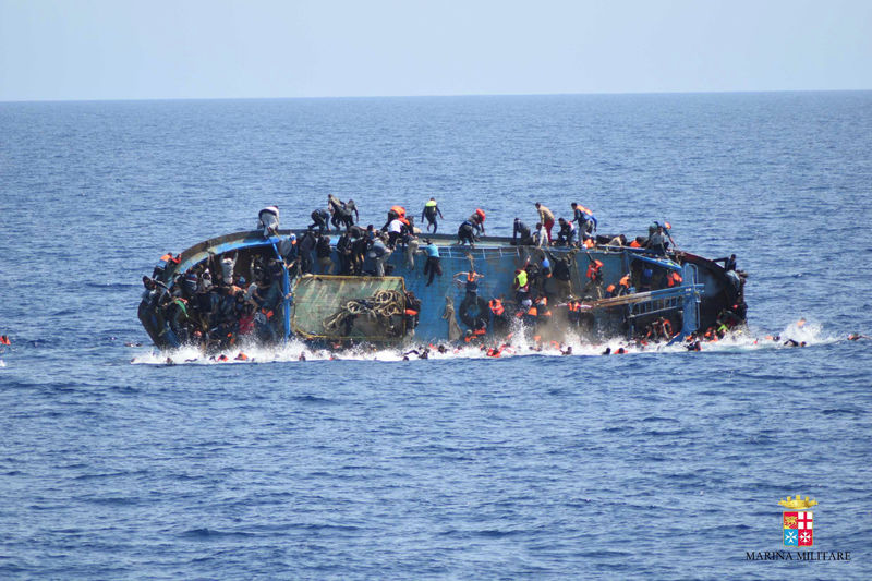 © Reuters. Barco cheio de imigrantes e refugiados virado antes de operação de resgate de navio da Marinha italiana