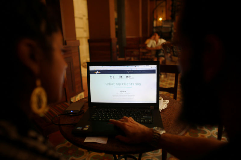 © Reuters. Freelance designer Fidel Lezcano shows a website for a client in Havana