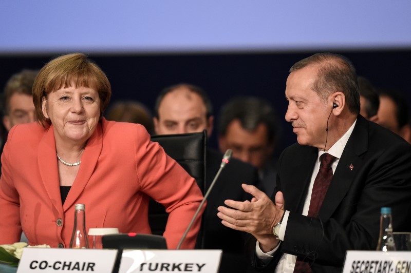 © Reuters. Turkish President Erdogan and German Chancellor Merkel are pictured during the World Humanitarian Summit in Istanbul