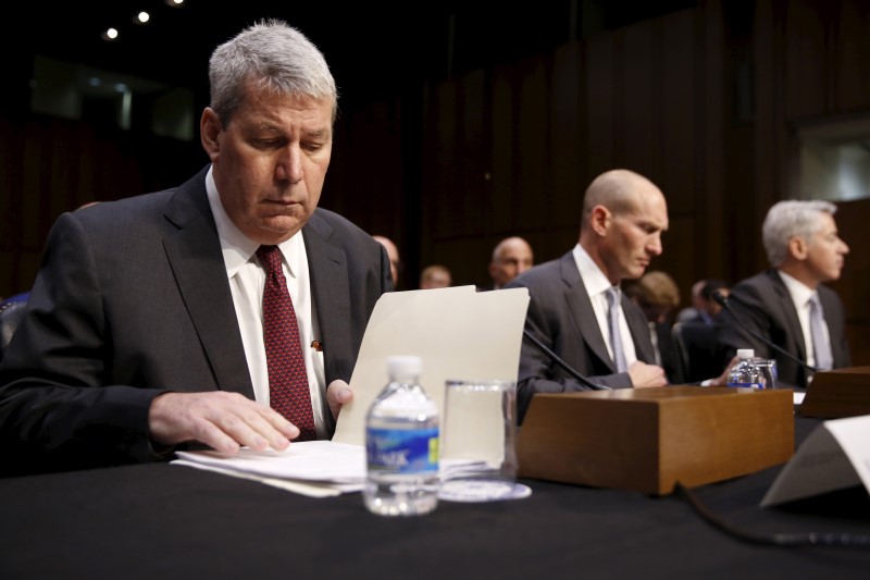 © Reuters. Pearson, Schiller and Ackman take their seats to testify about price spikes in decades-old pharmaceuticals before a hearing of the U.S. Senate Special Committee on Aging on Capitol Hill in Washington, U.S.