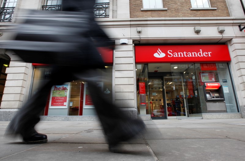 © Reuters. A pedestrian walks past a branch of a Santander bank in London