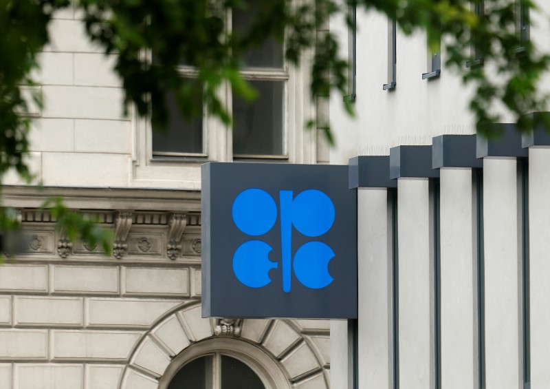 © Reuters. The OPEC logo is pictured at its headquarters in Vienna