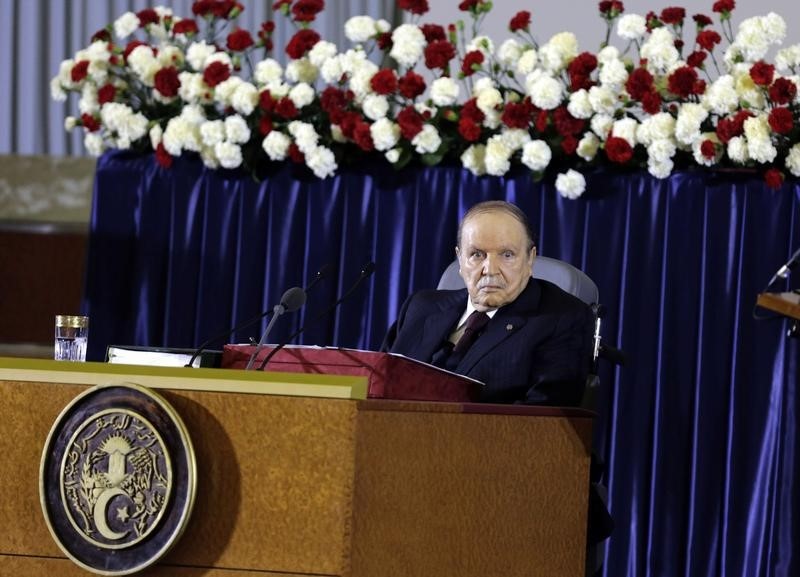 © Reuters. مصادر حكومية: الرئيس الجزائري يعزل محافظ البنك المركزي