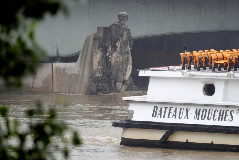 © Reuters. DES AMÉLIORATIONS APRÈS LES FORTES PLUIES ET INONDATIONS DE LUNDI SOIR