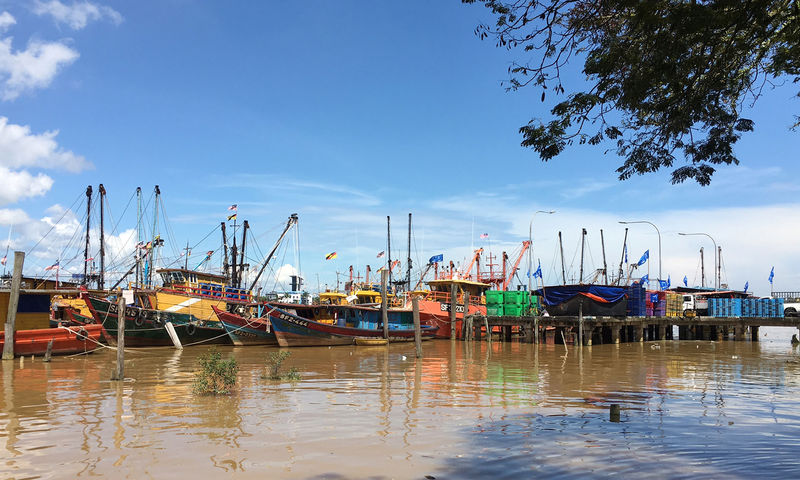 © Reuters. Malaysian fishing boats moored at the Bintulu fishing jetty