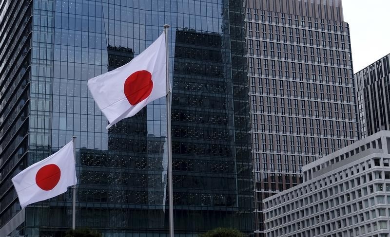 © Reuters. Japanese national flags flutter in front of buildings at Tokyo's business district