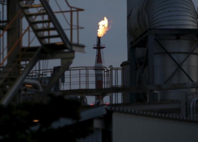 © Reuters. Flames shoot out of a chimney at a petrochemical plant at the Keihin industrial zone in Kawasaki