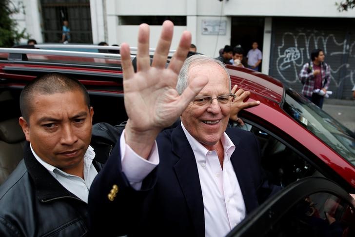 © Reuters. Peru's presidential candidate Pedro Pablo Kuczynski attends a meeting with 'Keiko No Va' ('Keiko will not go') movement, in Lima