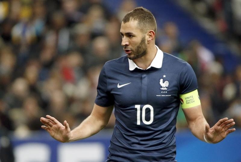 © Reuters. KARIM BENZEMA ACCUSE DIDIER DESCHAMPS D'AVOIR CÉDÉ AUX RACISTES