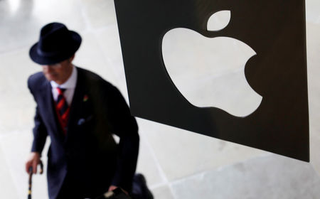 © Reuters. A customer enters the new Apple store, which is the world's largest, on its opening day at Covent Garden in London