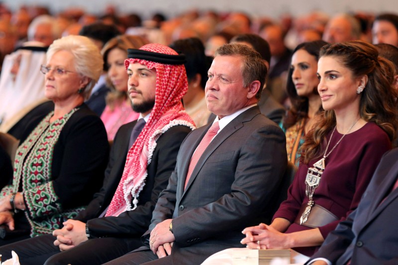 © Reuters. Jordan's King Abdullah, his wife Queen Rania, Crown Prince Hussein and Princess Muna attend a ceremony in Amman