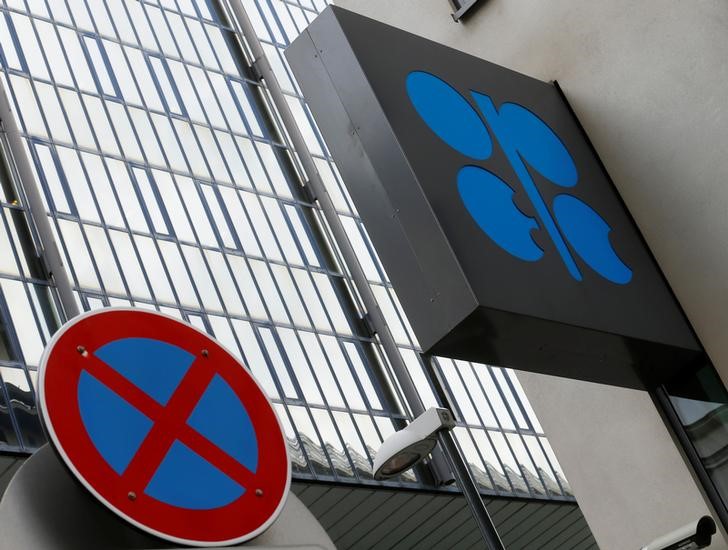 © Reuters. The OPEC logo is pictured behind a traffic sign at its headquarters in Vienna