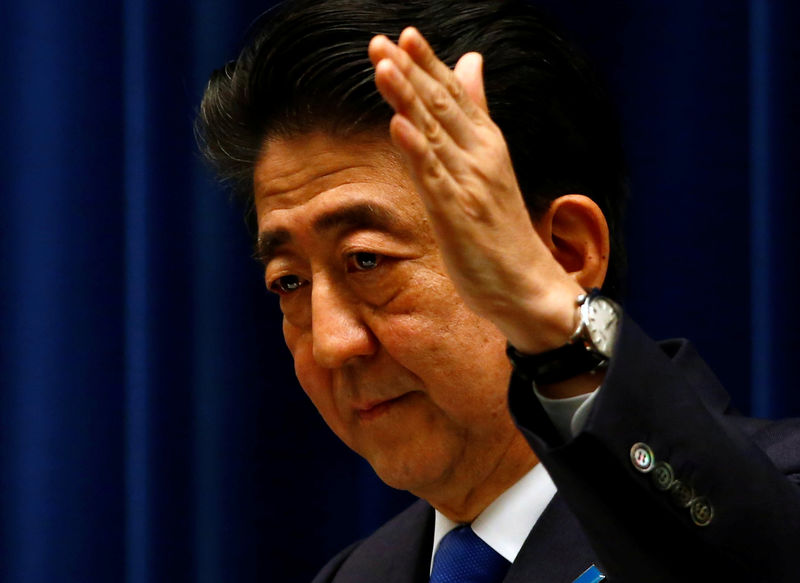 © Reuters. Japan's Prime Minister Shinzo Abe attends a news conference at his official residence in Tokyo