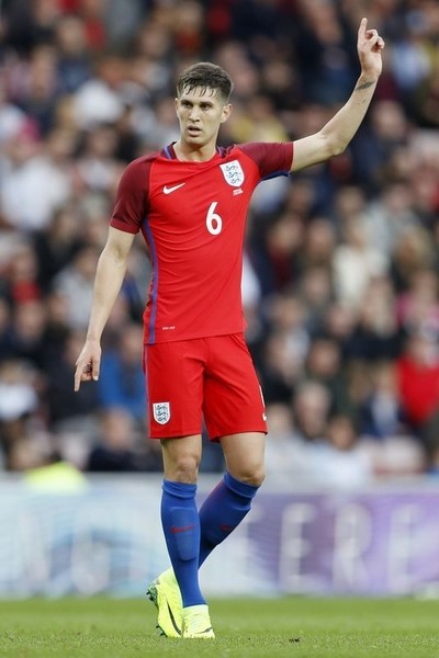 © Reuters. Una equilibrada selección de Inglaterra confía en Stones y otros jóvenes