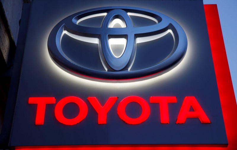 © Reuters. Toyota automobile logo seen in Paris