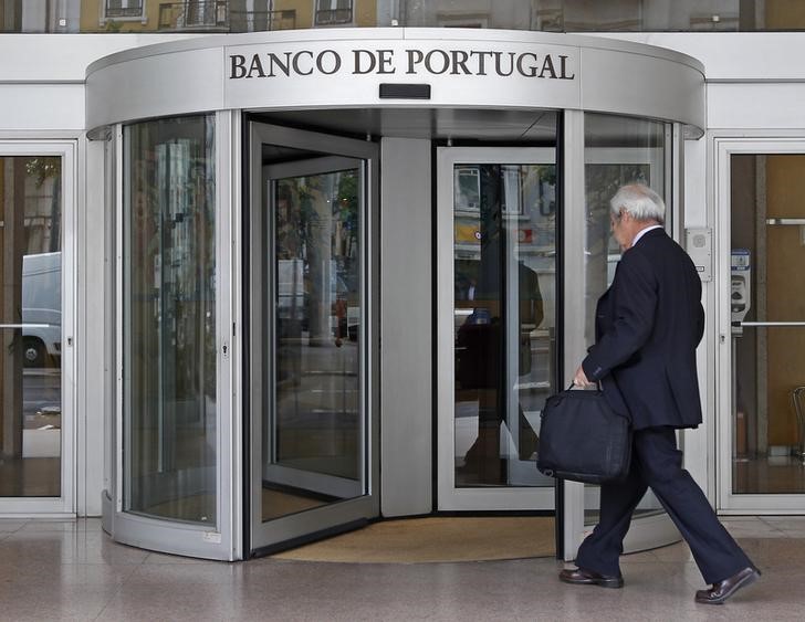 © Reuters. A man walks through the main entrance of the headquarters of the Bank of Portugal in Lisbon