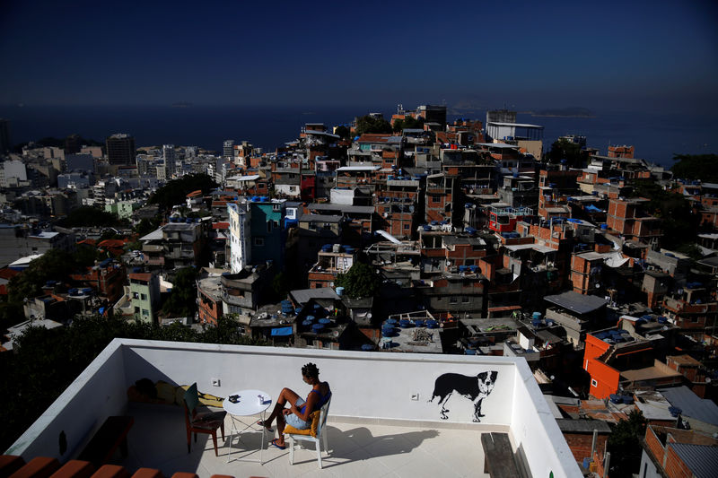 © Reuters. تحقيق-مهندس معماري في تشيلي يري أن الأحياء العشوائية يجب أن  تكون  مصدر إلهام