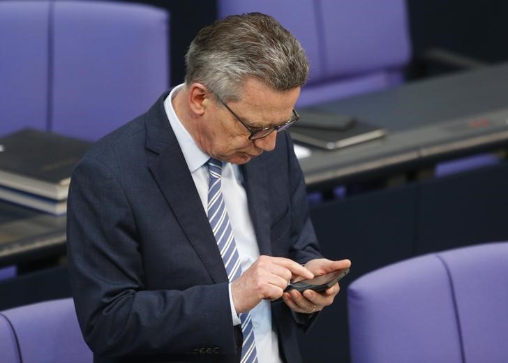 © Reuters. German Interior Minister De Maiziere attends Bundestag session in Berlin