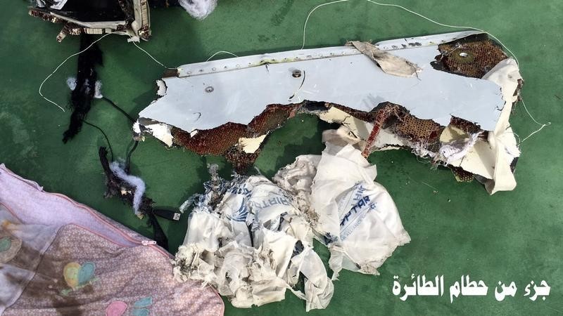 © Reuters. وكالة فرنسية: التقاط إشارة من أحد صندوقي الطائرة المصرية المنكوبة