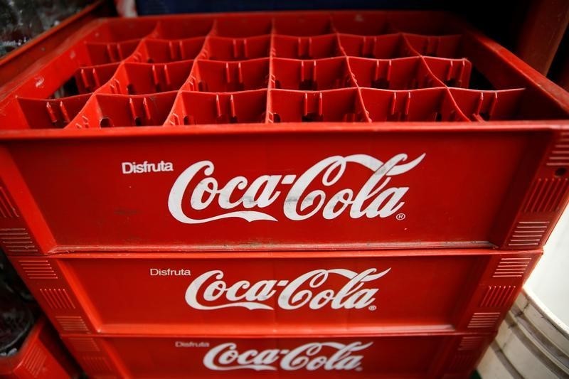 © Reuters. Empty Coca-Cola cases are seen at a food stall on the street in Caracas