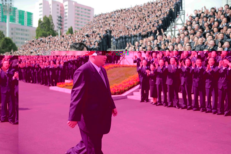 © Reuters. North Korean leader Kim Jong Un has a photo session with the participants in the Seventh Congress of the WPK