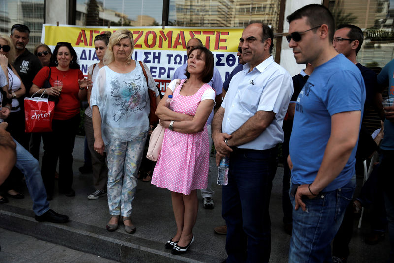 © Reuters. Employees of the Athens Ledra Hotel listen to a colleague in Athens