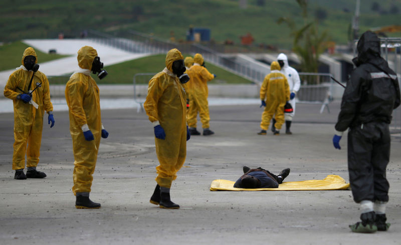 © Reuters. Brazilian Army soldiers take part in a simulation of decontamination of multiple victims during a training against chemical, biological, radiological and nuclear attacks ahead of the 2016 Rio Olympics in X-Park at Deodoro Sports Complex in Rio de Janeiro