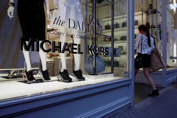 © Reuters. Женщина заходит в магазин Michael Kors в Нью-Йорке