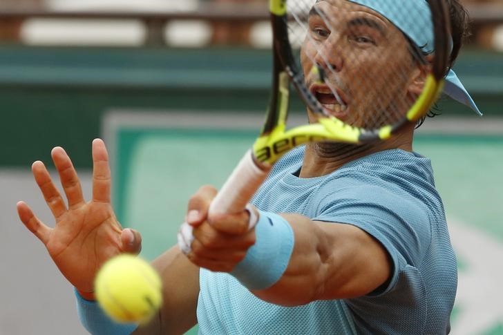 © Reuters. Nadal se retira de torneo de Queen's por lesión de muñeca