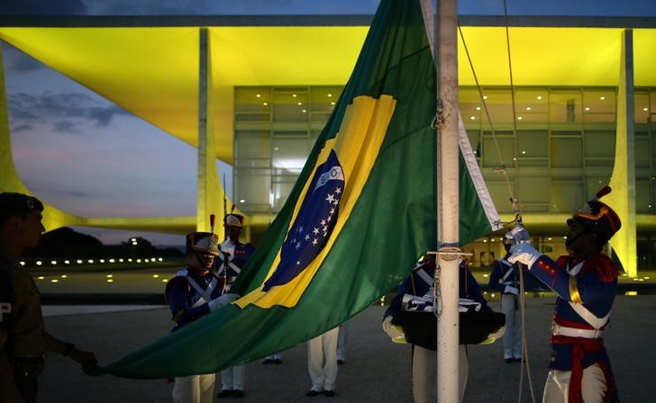 © Reuters. Soldiers of the presidential guard gather national flag at Planalto Palace in Brasilia