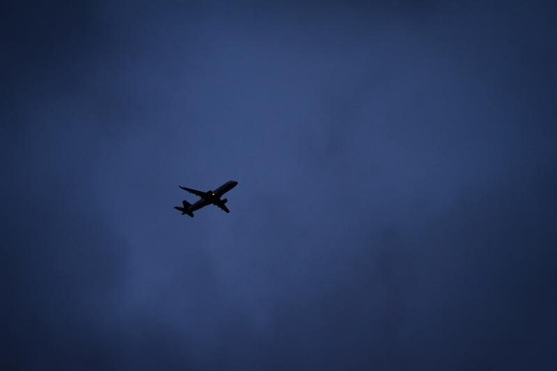 © Reuters. Airplane makes its final approach to LaGuardia airport in the Brooklyn borough of New York