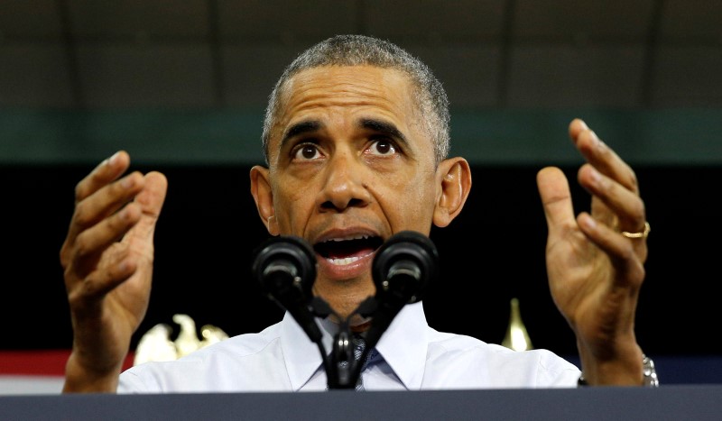 © Reuters. U.S. President Barack Obama speaks about the economy during a visit to Concord Community High School in Elkhart