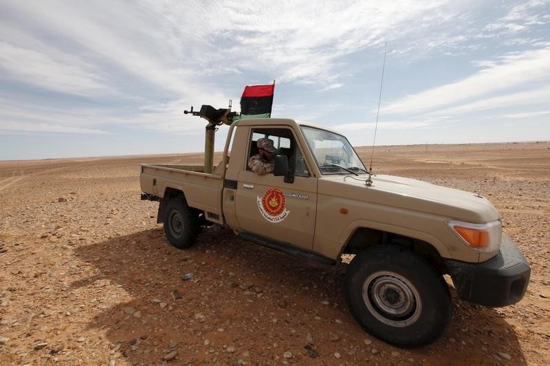 © Reuters. القوات الليبية تفقد عشرة رجال في اشتباكات مع الدولة الإسلامية قرب سرت