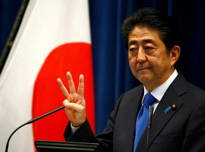 © Reuters. Japan's Prime Minister Shinzo Abe attends a news conference at his official residence in Tokyo