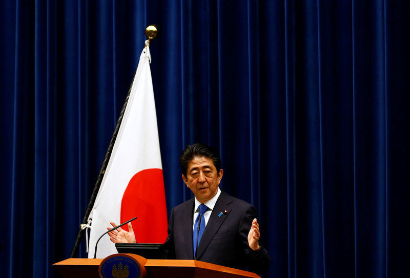 © Reuters. Japan's Prime Minister Shinzo Abe attends a news conference at his official residence in Tokyo