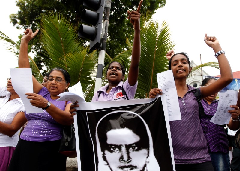 © Reuters. سريلانكا تقول إنها ستتوقف تدريجيا عن إرسال خادمات للخارج