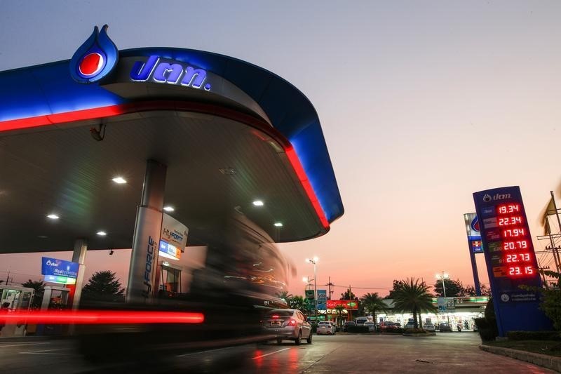 © Reuters. Cars stop at a PTT Public Company Limited's gas station in Bangkok