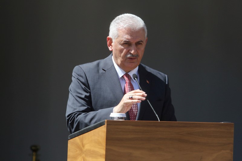 © Reuters. Turkish Prime Minister Binali Yildirim speaks to the media during a visit in the Turkish-administered northern part of Cyprus